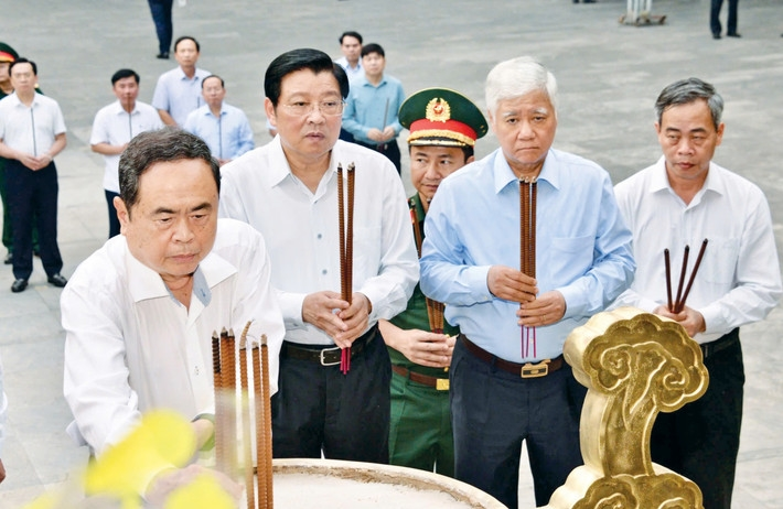 Chủ tịch Quốc hội Trần Thanh Mẫn dâng hương tưởng niệm các Anh hùng liệt sĩ tại tỉnh Quảng Trị

